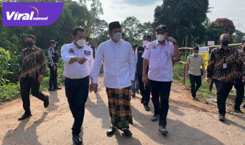 Gubernur Sumsel H Herman Deru meninjau Jalan Amblas di Desa Belatung, OKU, Sabtu (22/5/2021). Foto : viralsumsel.com