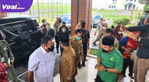 Menteri Agama RI Gus Yaqut tiba di Bandara SMB II Palembang. Foto : viralsumsel.com