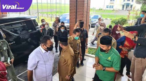 Menteri Agama RI Gus Yaqut tiba di Bandara SMB II Palembang. Foto : viralsumsel.com