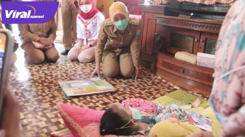 Wakil Walikota Palembang Fitrianti Agustinda meninjau warga sakit di Kelurahan Kertapati, Senin (24/5/2021). Foto : viralsumsel.com