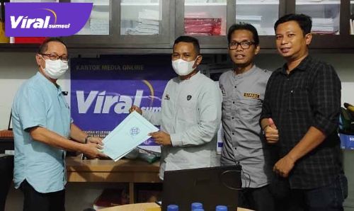 Tenaga Ahli Dewan Pers, Marah Sakti Siregar serahkan tanda hasil pemeriksaan verifikasi faktual pada Direktur viralsumsel.com. Foto : dian/viralsumsel.com