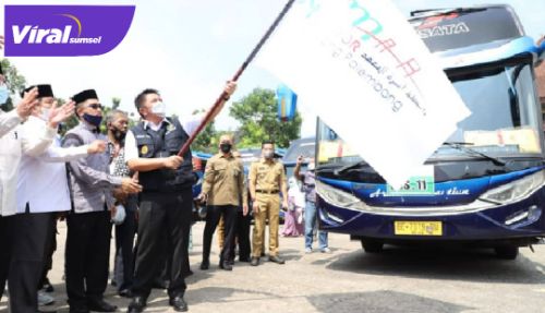 Gubernur Sumsel H Herman Deru melepas ratusan santri ke Gontor. Foto :viralsumsel.com