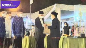 Wakil Gubernur Sumsel H Mawardi Yahya menyerahkan trofi juara umum II STQH Sumsel 2021 pada Banyuasin. Foto : viralsumsel.com