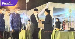 Wakil Gubernur Sumsel H Mawardi Yahya menyerahkan trofi juara umum II STQH Sumsel 2021 pada Banyuasin. Foto : viralsumsel.com