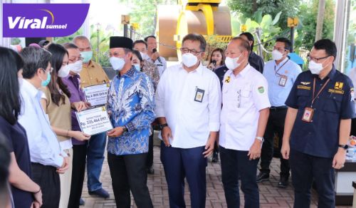 Walikota Palembang H.Harnojoyo menyerahkan pembayaran ganti rugi lahan milik warga di halaman Dinas PU PR Kota Palembang, Kamis (27/5/2021). Foto : viralsumsel.com