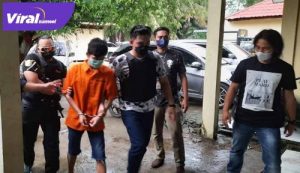 Anggota Reskrim Polsek Kalidoni meringkus BS tersangka penusukan terhadap Mahasiswi Unsri. Foto : viralsumsel.com