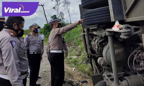 Kombes Pol Cornelis Ferdinan Hotman Sirait SIK SH memimpin langsung olah TKP kecelakaan tunggal bus Sambodo di Muba. Foto : viralsumsel.com