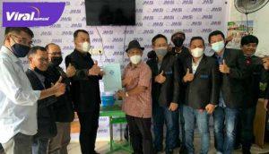 Anggota Dewan Pers, Ahmad Djauhar menyerahkan berkas verfak pada Ketua Pengda JMSI Sumsel Agus Harizal. Foto : viralsumsel.com