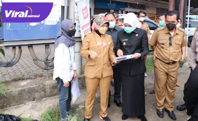 Wakil Walikota Palembang Fitrianti Agustinda tinjau lokasi banjir di Jalan Madang. Foto : viralsumsel.com
