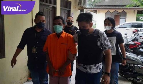 AS dihadirkan dalam pres rilis tersangka dan barang bukti di Mapolsek Kalidoni Sabtu (29/5/2021). Foto : viralsumsel.com/kai