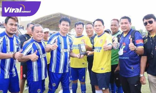 Walikota Prabumulih Ir. Ridho Yahya MM perkuat Persipra Old Star dalam laga uji coba kontra Persita Tangerang Old Star, Sabtu (29/5/2021) sore. Foto : viralsumsel.com/berje