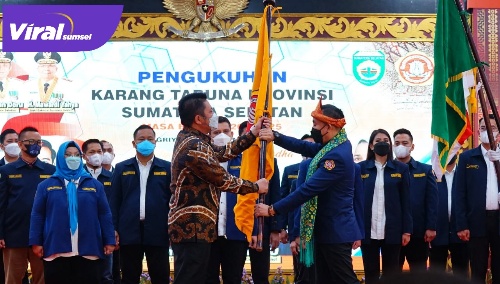 Gubernur Sumsel H Herman Deru saat pelantikan kepengurusan Karang Taruna Sumsel Periode 2020-2025 di Griya Agung, Sabtu (29/5/2021). Foto : viralsumsel.com
