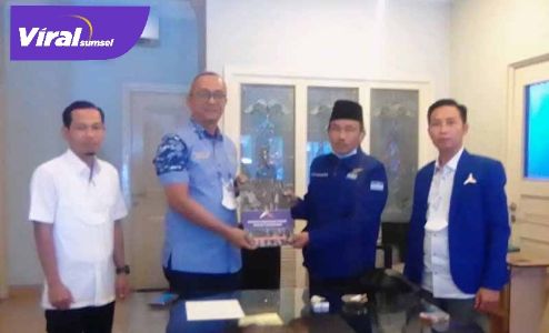 Sekretaris MF Ridho serahkan SK penunjukan Sekretaris DPC Partai Demokrat di Kantor DPD Partai Demokrat Sumsel, Rabu (2/6/2021) pagi. Foto : viralsumsel.com/yoga
