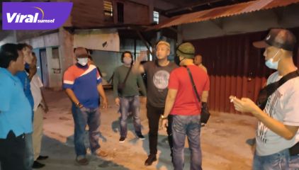 Anggota Polsek Ilir Barat I melakukan olah TKP di Rumah Susun Jalan, Radial, kemarin (31/5/2021). Foto : viralsumsl.com/kai