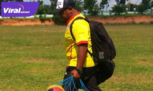 Joko Nugroho Pelantih Sepakbola OKU Timur. Foto : viralsumsel.com/ion