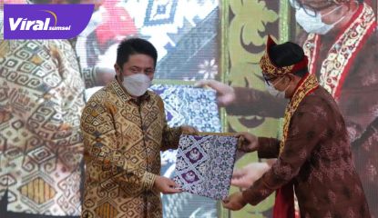 Gubernur Sumsel H Herman Deru bersama Gubernur Jabar Ridwan Kamil. Foto : viralsumsel.com