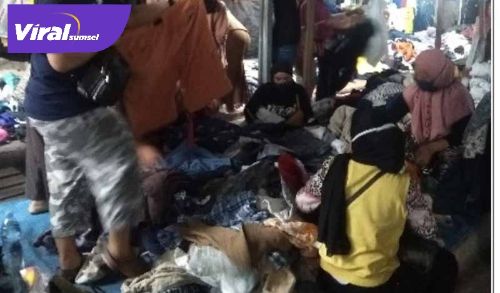 Pedagang menjajakan barang dagangannya di Pasar barang bekas Jalang Tengkuruk Permai 16 Ilir Palembang. Foto : Nandi/UIN RF