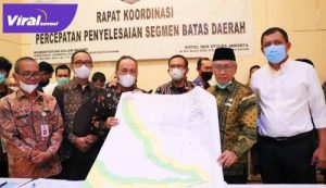 Sekretaris Daerah Muba Drs Apriyadi MSi dan Wakil Bupati Banyuasin Slamet SH penandatanganan Berita Acara Kesepakatan Batas Daerah. Foto : viralsumsel.com