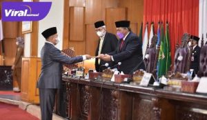 Wakil Ketua DPRD Sumsel H. M. Giri Ramanda N Kiemas,SE, MM, dan Wakil Gubernur; Bapak H. Mawardi Yahya terima pendapat akhir dari fraksi-fraksi. Foto : viralsumsel.com