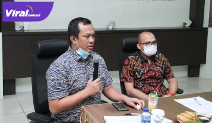 Sekretaris BPKAD Deny SH MSi beri keterangan pada awak media. Foto : viralsumsel.com.