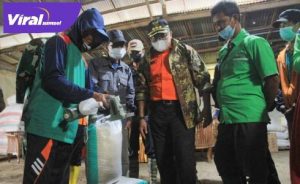 Bupati Musi Banyuasin H Dodi Reza Alex tinjau pengemasan beras Muba. Foto : viralsumsel.com/devi