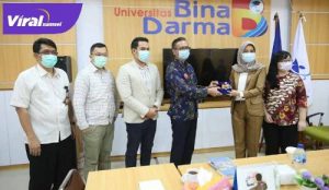 Rektor Universitas Bina Darma Dr. Sunda Ariana, M.Pd.,M.M., didampingi para Wakil Rektor menerima kunjungan silaturahmi dari Universitas MDP Dekan Fakultas Ilmu Komputer Dr. Wijang Widiarso.Foto : viralsumsel.com