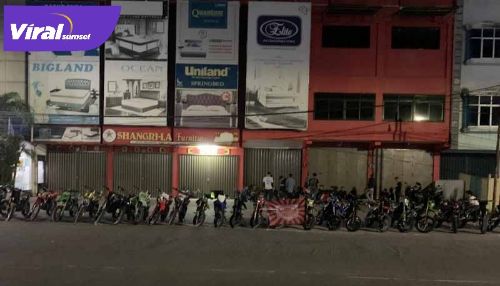 Club motor Kracker Palembang (Supermoto) melakukan kegiatan positif membantu masyarakat-masyarakat yang terkena korban bencana. Foto : UIN/Roby