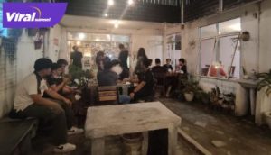 Suasana Kopi Dusun cafe dengan interior Instagramable di kawasan Jalan Merdeka. Foto : UIN/Nouval