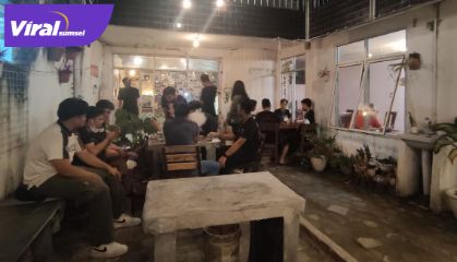 Suasana Kopi Dusun cafe dengan interior Instagramable di kawasan Jalan Merdeka. Foto : UIN/Nouval