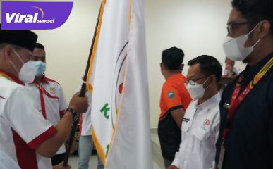 Ketua Umum KONI OKU, Drs H Suprijadi Jazid saat menyerahkan Pataka Hockey kepada Purwadi Ketua Pengcab Hockey. Foto : viralsumsel.com