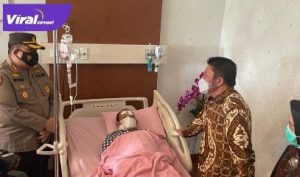 Gubernur Sumsel, H Herman Deru membesuk, Bripa Ridho Oktonardo, anggota Polantas yang menjadi korban penyerangan OTD. Foto : viralsumsel.com