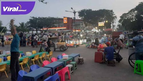 Para pedagang pindah ke area di dekat bawah proyek jembatan Ampera saat BKB tutup. Foto : UIN