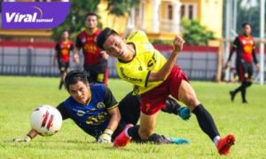 Winger Muba Babel United Yogi Rahadian (kanan) cetak gol ke gawang Alumni SYSA Sekayu. Foto : mo.MBU