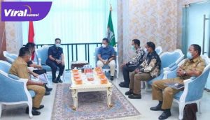 Sekda Pemkot Palembang Ratu Dewa terima audiensi panitia Pelaksana Kontes Aquascape Nasional Elyadi, Senin (7/6/2021). Foto :viralsumsel.com /nto