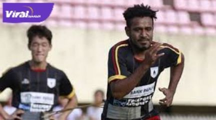 Ronaldo Meosido pemain baru Sriwijaya FC saat masih berseragam Persipura Jayapura. Foto : viralsumsel.com