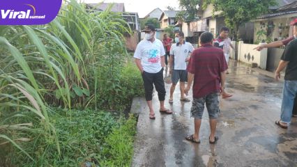 Zainal Abidin Ketua DPRD Kota Palembang tinjau lokasi yang sering banjir di Perumahan Griya Dharma Indah, Tegal Binangun. Foto : viralsumsel.com/noto