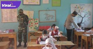 Kapolres Muba AKBP Erlin Tangjaya SH SIK dan Dandim 0401 Muba Letkol Arh Faris Kurniawan SST MT, meninjau pelaksanaan akhir ujian anak didik sekolah secara tatap muka. Foto : viralsumsel.com/devi