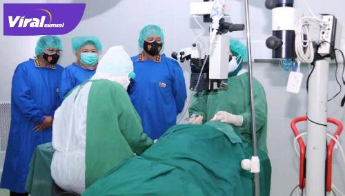 Kapolda Sumsel Irjen Pol Prof Dr Eko Indra Heri S MM hadiri operasi bibir sumbing dan operasi katarak di RS Bhayangkara. Foto : viralsumsel.com/kai