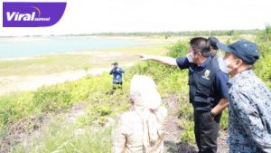 Gubernur H Herman Deru bersama Bupati OI Panca Wijaya tinjau akses jalan keluar Tol Palindra di kawasan Kampus Unsri, Selasa (8/6/2021). Foto : viralsumsel.com