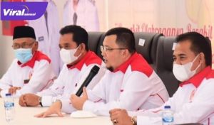 Ketua Umum KONI Sumsel H. Hendri Zainuddin, S.Ag, SH, kukuhkan pengurus KONI Kabupaten Banyuasin. Foto : viralsumsel.com