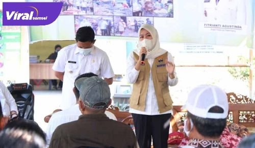 Wakil Walikota Palembang Fitrianti Agustinda kunjungi Kantor Lurah Kebun Bunga, Kecamatan Sukarame Palembang, Rabu (9/6/2021). Foto : viralsumsel.com