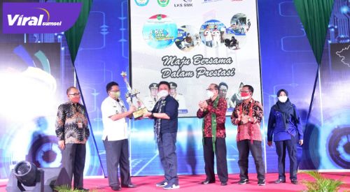 Gubernur Sumsel H Herman Deru membuka LKS SMK Tingkat Provinsi Sumsel, di Gedung Asrama Haji Palembang, Rabu (9/6/2021). Foto : viralsumsel.com