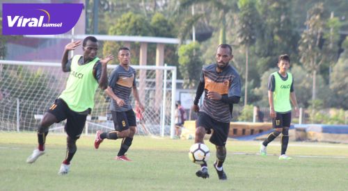 Nur Iskandar gelandang serang Sriwijaya FC berlatih di Stadion Atletik, JSC, Rabu (9/6/2021). Foto : mo.sfc