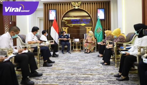 Gubernur Sumsel H Herman Deru menerima audiensi Ketua BKKKS Sumsel Hj. Fauziah Mawardi, Rabu (9/7/2021) siang. Foto : viralsumsel.com/sep