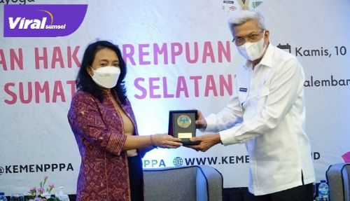 Menteri PPPA RI Bintang Puspayoga bersama Wakil Gubernur Mawardi Yahya disela Dialog bersama Pemerhati Perempuan di Ballroom Hotel Arista, Kamis (10/6/2021). Foto : viralsumsel.com/sep