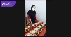 Rumah Makan di Muba gunakan pelepah pinang untuk wadah makanan. Foto : viralsumsel.com