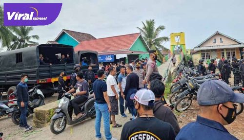 Suasana pengerbekan “kampung narkoba” di Desa Sorolangun Rawas, Sabtu (12/6/2021). Foto :viralsumsel.com Suasana pengerbekan “kampung narkoba” di Desa Sorolangun Rawas, Sabtu (12/6/2021). Foto :viralsumsel.com