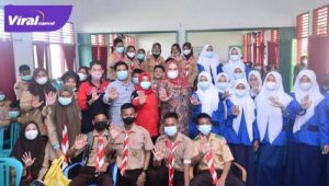 Ketua DPRD Kabupaten Banyuasin Irian Setiawan, SH., MH pose bersama usai buka sosialisasi bahaya narkoba. Foto : viralsumsel.com