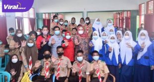 Ketua DPRD Kabupaten Banyuasin Irian Setiawan, SH., MH pose bersama usai buka sosialisasi bahaya narkoba. Foto : viralsumsel.com