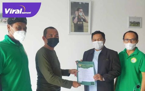 Gunawan Wakil Presiden PS Palembang menyerahkan SK Manajer PS Palembang Junior pada H Riza Fahlevi. Foto : viralsumsel.com/ion
